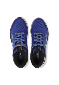 Niebieskie buty sportowe z oddychającą siateczką, teksturowanym wykończeniem, czarnymi akcentami i odblaskowymi sznurowadłami. Podeszwa posiada wytrzymały wzór, który zapewnia dobrą przyczepność.