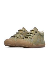 Zapatos de ante verde con suela de goma texturizada, presentan un diseño de cordones y acentos de patrón floral en los lados.