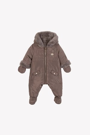 Brauner gepolsterter Schneeanzug für Babys mit einem Reißverschluss vorne, einer gefütterten Kapuze aus Kunstpelz und Bündchen. Verfügt über ein gestepptes Design und zwei Fronttaschen.