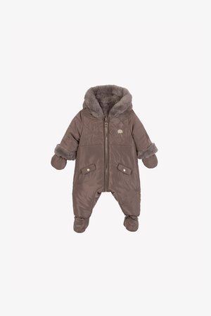 Brauner gepolsterter Schneeanzug für Babys mit einem Reißverschluss vorne, einer gefütterten Kapuze aus Kunstpelz und Bündchen. Verfügt über ein gestepptes Design und zwei Fronttaschen.