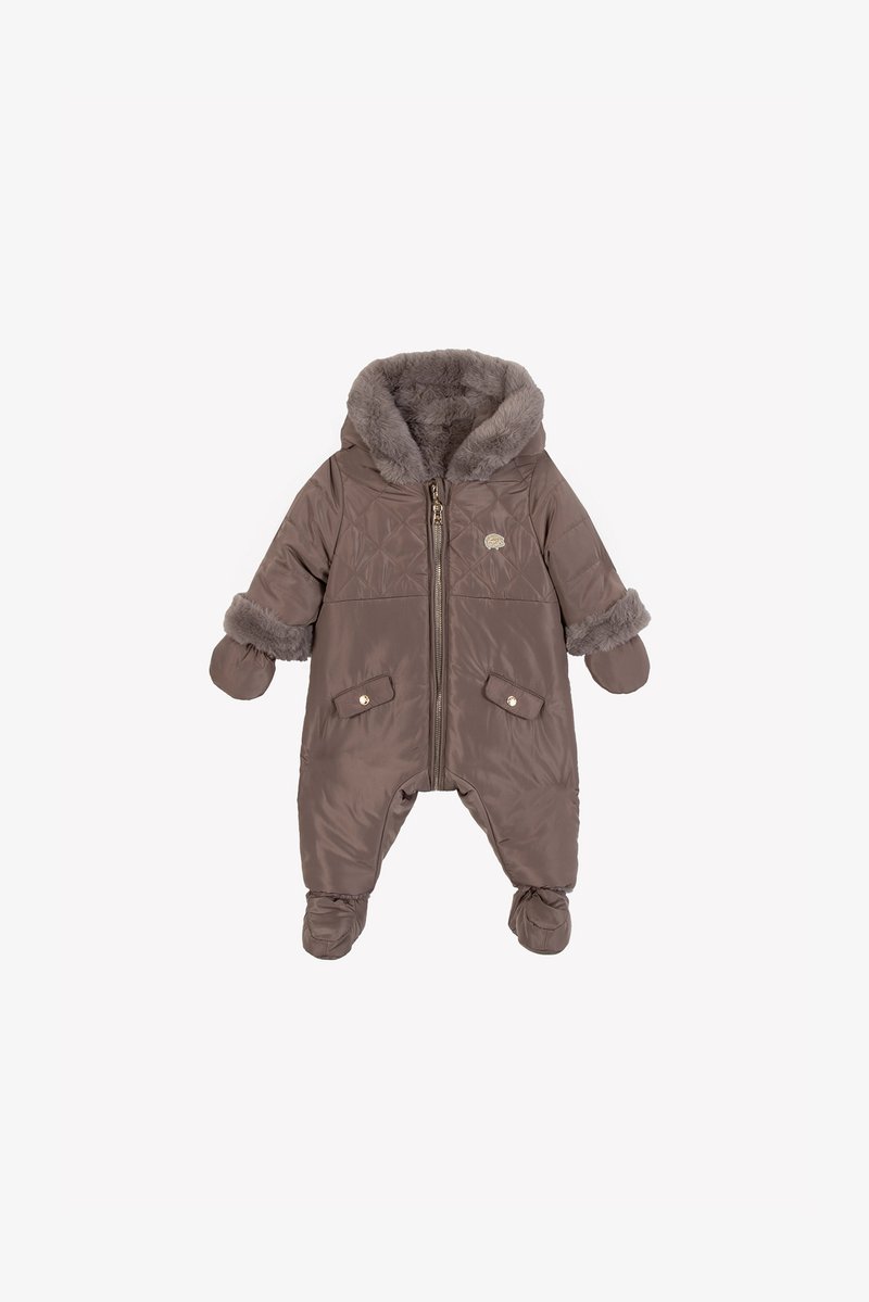 Bruin gewatteerd baby-sneeuwpak met een ritssluiting aan de voorkant, een faux bont gevoerde kap en manchetten. Heeft een gestikte ontwerp en twee voorzakken.