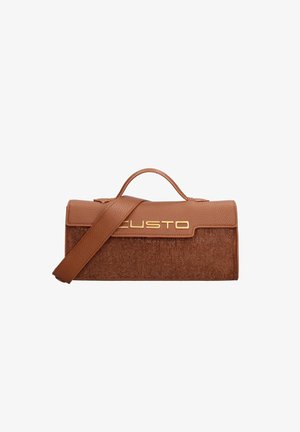 Borsa a tracolla marrone con una forma rettangolare, caratterizzata da un logo dorato, manico superiore e una tracolla staccabile.