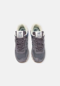Graue Wildleder- und Mesh-Sneaker, Modell 574 von New Balance, mit einem Schnürdesign, gepolstertem Kragen und Gummisohle.