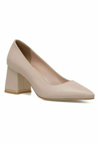 Beige nahast kõrge kontsaga king, millel on terav nina ja ruudukujuline plokk-konts. Sile tekstuur ja minimalistik disain.