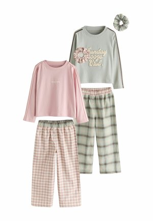Zwei Sets mit langärmeligen Oberteilen und karierten Pyjamahosen in Pastellrosa und Grün, jeweils mit passenden Haargummis.