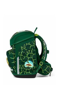 Zaino verde con motivo a guscio di tartaruga e accenti gialli, numerose tasche e una toppa circolare a tema animale.