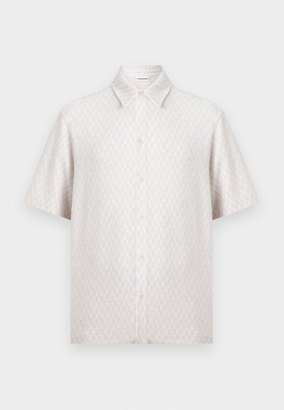 Πουκάμισο με κοντό μανίκι και κουμπιά σε ανοιχτό μπεζ χρώμα με διακριτικό υφή τύπου καρέ και μυτερό γιακά.