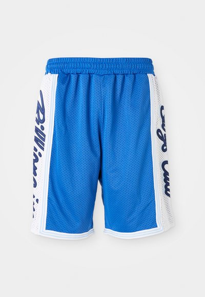 Bøyelige blå mesh treningsshorts med elastisk midjebånd, med hvite sidepaneler og svart tekstdetalj på begge sider.