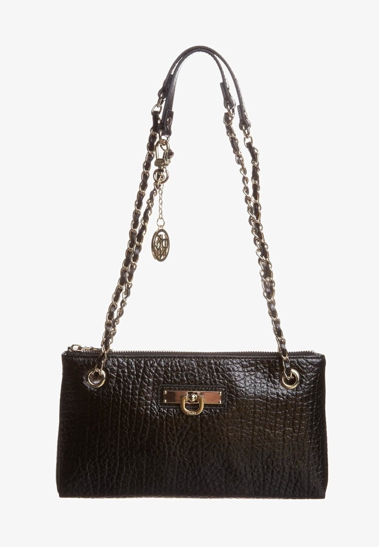 Sac à main en cuir noir texturé avec fermeture éclair, chaîne et lien en cuir, et un accent de logo en métal à l'avant.