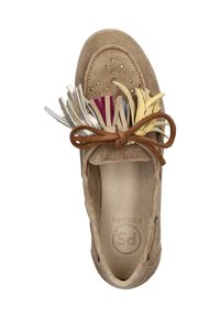 Beige suede loafers met meerkleurige leren franjes en een bruine leren veter in een strik, met geperforeerde details op de tenen.