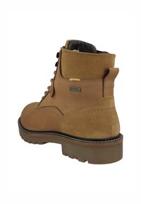 Bottines en cuir suédé beige avec une finition texturée, un col matelassé, des lacets noirs et une semelle en caoutchouc robuste. Présente un accent en métal avec le logo SympaTex.