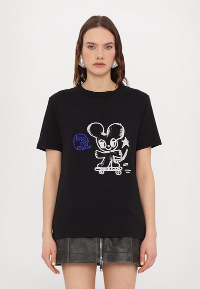 Schwarzes Baumwoll-T-Shirt mit einem weißen und blauen illustrierten Mäusecharakter auf einem Skateboard. Kurze Ärmel und Rundhalsausschnitt.