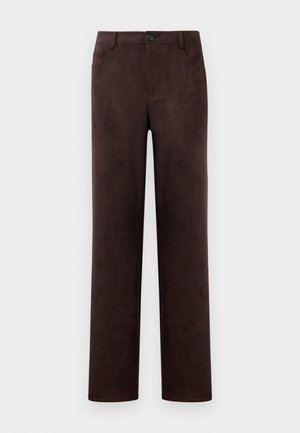 Pantalones rectos de ante marrón oscuro con cierre de botón delantero y cremallera, trabillas para cinturón y bolsillos laterales.