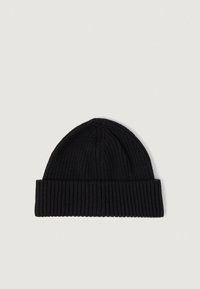 Zwarte gebreide beanie met een geribbelde textuur en een opgevouwen manchet. Het heeft een ronde bovenkant en is gemaakt van zacht, rekbaar materiaal.