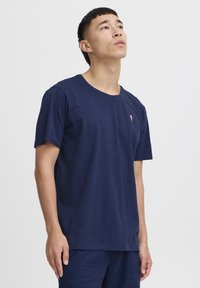 Marineblå bomulds t-shirt med crew neck og korte ærmer, prydet med en lille brodering af et isvaffel på venstre bryst.