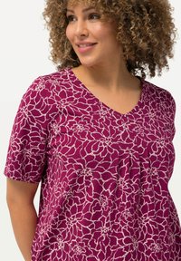 Ulla Popken SHORT SLEEVE V-NECK  - Camiseta estampada - magnolia red