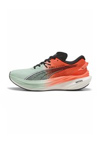 Zapatilla de running Puma con parte superior de malla en verde menta y coral, con acentos en negro, una entresuela blanca acolchada y una suela exterior texturizada en negro.