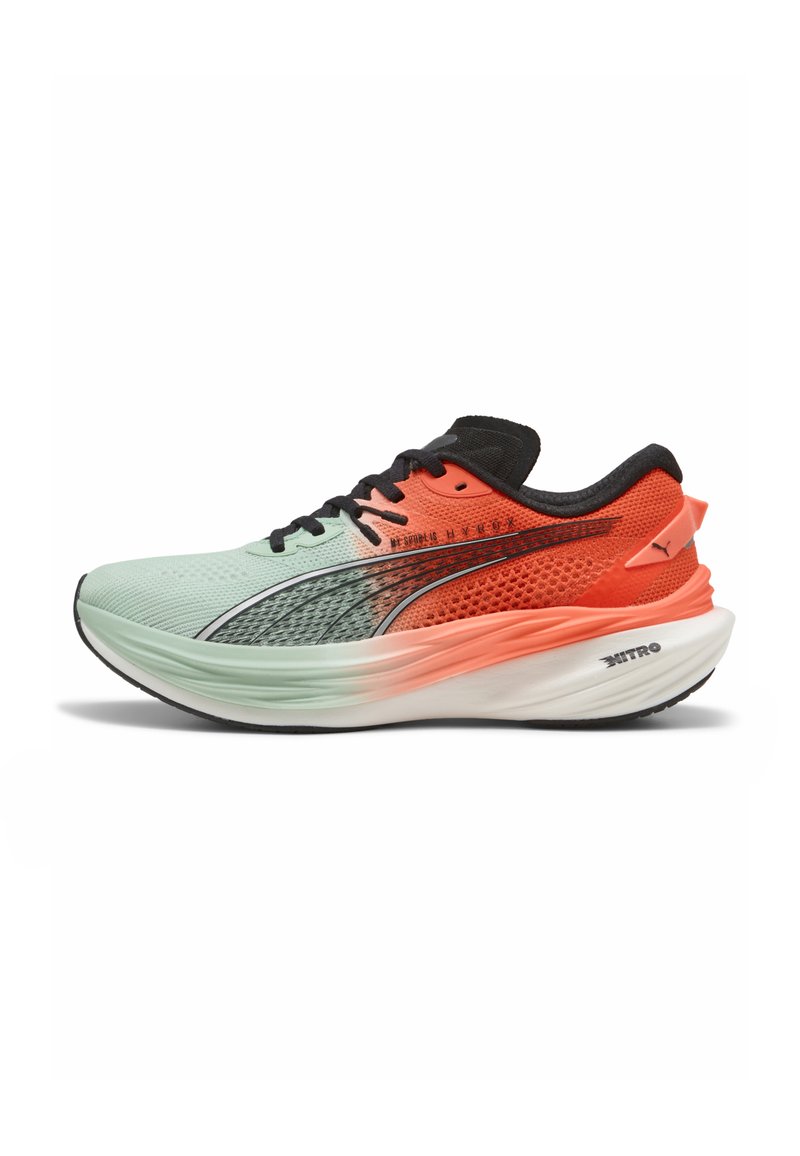 Zapatilla de running Puma con parte superior de malla en verde menta y coral, con acentos en negro, una entresuela blanca acolchada y una suela exterior texturizada en negro.