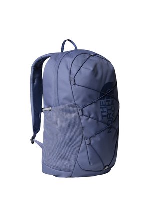 Zaino blu in tessuto con tasca laterale in rete, cordoncino elastico frontale e logo stampato. Dotato di spallacci imbottiti e maniglia superiore.