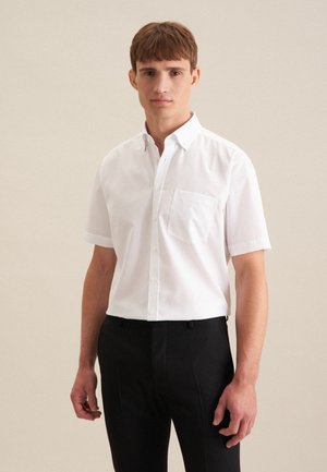 Korte mouwen witte knoopshirt gemaakt van stevig materiaal, met een borstzak, gecombineerd met zwarte broek. Eenvoudig kraagontwerp.