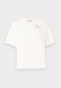 T-shirt en coton blanc à manches courtes, arborant un petit logo brodé rond sur la poitrine avec un design paysager dans des couleurs pastel.