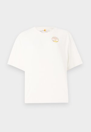 T-shirt en coton blanc à manches courtes, arborant un petit logo brodé rond sur la poitrine avec un design paysager dans des couleurs pastel.