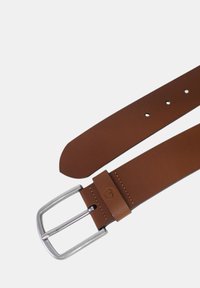 Cintura in pelle marrone con fibbia in metallo argentato, caratterizzata da una texture liscia, cinque fori e un anello cucito per fissare la cinghia.