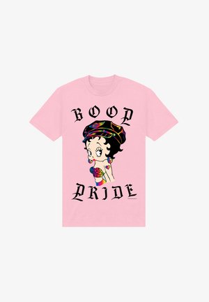 Różowa koszulka z grafiką przedstawiająca postać z kreskówki z ciemnymi włosami i kapeluszem, ozdobiona kolorowymi sercami i akcentami w panterkę. Na koszulce widnieje napis "BOOD PRIDE."
