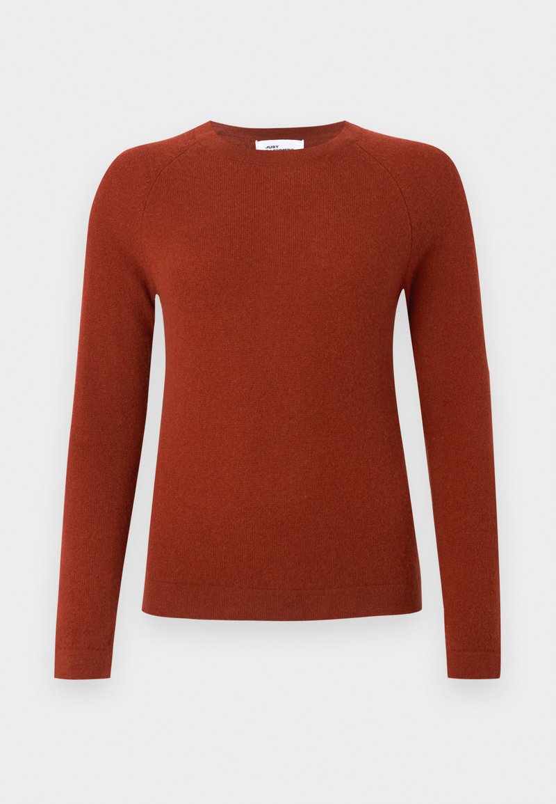 Sweter w kolorze rdzy z długim rękawem i okrągłym dekoltem, wykonany z miękkiego materiału dzianinowego. Posiada rękawy raglanowe oraz dopasowany krój.