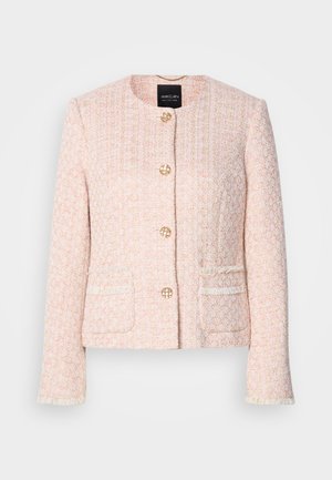 Casaco de tweed rosa claro com decote redondo, dois bolsos frontais, botões dourados e detalhes desfiados ao longo das bordas.