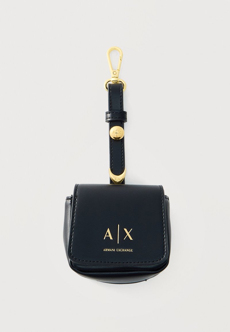 Pochette en cuir noire Armani Exchange avec logo doré, sangle à bouton-pression et clip doré pour attacher aux sacs ou ceintures.
