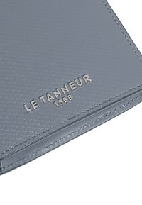 Le Tanneur VERTICAL ZIPPÉ 2 VOLETS EMILE MONOGRAMME - Monedero - grey