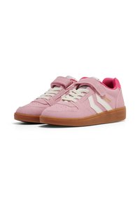 Roze sneakers van gestructureerd synthetisch materiaal, met witte strepen en een klittenbandsluiting. De zool is lichtbruin voor extra grip.