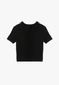 Sort kortærmet strikbluse med rund halsudskæring og dekorative perledetaljer på skuldrene. Blød tekstur, tætsiddende design.