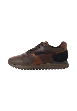 Brun og sort herre lædersneaker med snørelukning og tekstureret gummisål, vist i sideprofil på hvid baggrund.