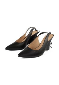 Črne usnjene slingback pete z ostrim nosom in klinastim peto. Imajo izrezane stranice in subtilno teksturirano površino.