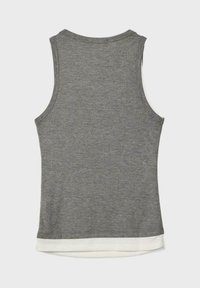 Graues ärmelloses Top mit feinem Ripp-Design, das am unteren Rand einen weißen Saum und einen klassischen Rundhalsausschnitt aufweist.