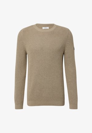 Suéter de punto beige con escote redondo, textura en canalé y mangas largas. Presenta un sutil logo en la manga izquierda.