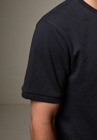 Next TEXTURED REGULAR FIT - T-shirts basic - black