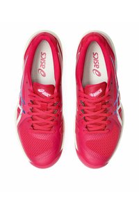 Scarpe da atletica di un brillante colore rosa con una tomaia in rete, caratterizzate da accenti bianchi e blu, lacci spessi e una suola in gomma robusta.