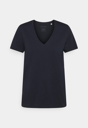 Granatowa, krótkozasięgowa koszulka typu V-neck z krótkim rękawem, wykonana z miękkiego materiału, z luźnym krojem i minimalnymi detalami szycia na dolnej krawędzi oraz dekolcie.