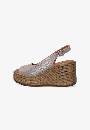 Kilehæle sandal med en struktureret metallic sølv overdel, åbent tådesign, justerbar ankelrem og en juteindpakket platformssåle.