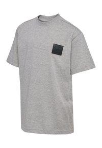 Grå bomulds T-shirt med høj hals, korte ærmer og en sort firkantet logo-patch på venstre bryst. Glat tekstur og afslappet design.