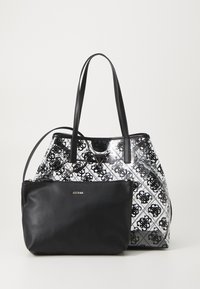 Grand sac fourre-tout noir avec une face avant brillante et à motifs, accompagné d'une pochette noire amovible. Doté de poignées en cuir noir et de quincaillerie signée.