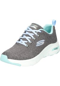 Scarpa da atletica grigia realizzata in tessuto testurizzato, con lacci e dettagli blu chiaro, una suola ammortizzata e un anello sul tallone per facilitare l'indossamento.