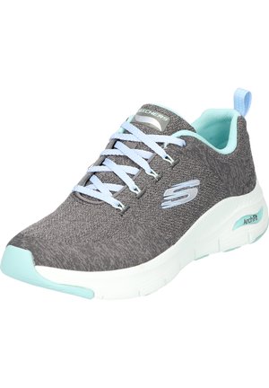 Botte de sport grise en tissu texturé, avec des lacets et des accents bleu clair, une semelle rembourrée et une boucle à l'arrière pour un enfilage facile.