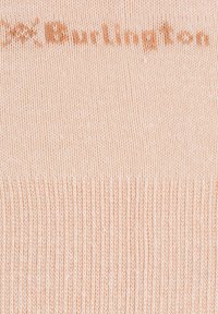 Skarpetki do kolan w miękkiej brzoskwiniowej mieszance bawełny z prążkowaną teksturą i jasnobrązowym logo "Burlington" wplecionym blisko góry.