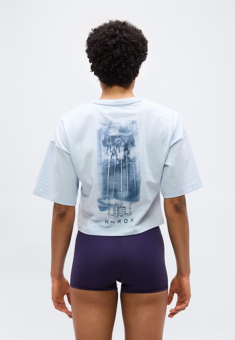 PUMA X HYROX CROPPED - Triko s potiskem - lucite