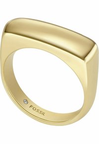 Goldfarbener Ring mit einer glatten, abgerundeten rechteckigen Oberseite und einem kleinen Funkelakzent am inneren Band, das das Markenlogo "FOSSIL" trägt.