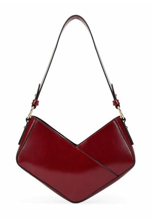 Bolso de hombro de cuero rojo con un diseño geométrico en forma de V y una correa ajustable con herrajes en tono dorado.